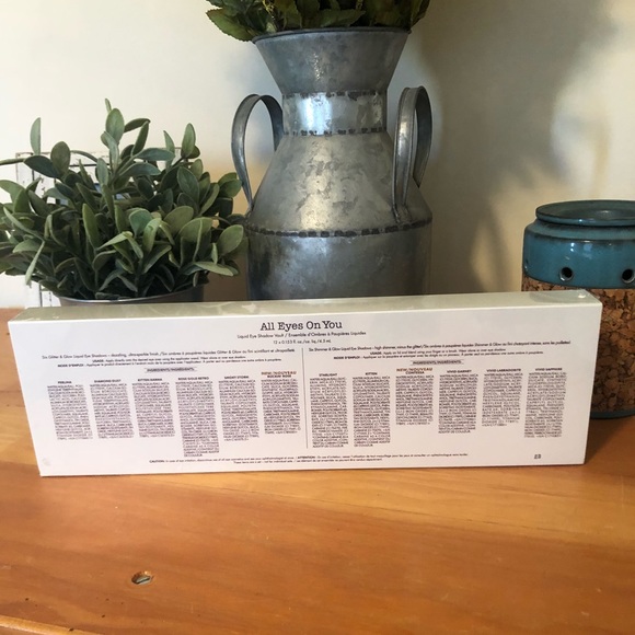 NIB Stila All Eyes On You Liquid Eye Shadow Vault - Picture 4 of 8